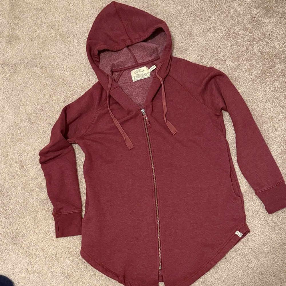 Old Ranch brands
Size small women’s sweater
Burgundy hoodie that curved hem